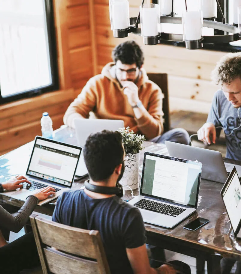 Emprendedores trabajando juntos